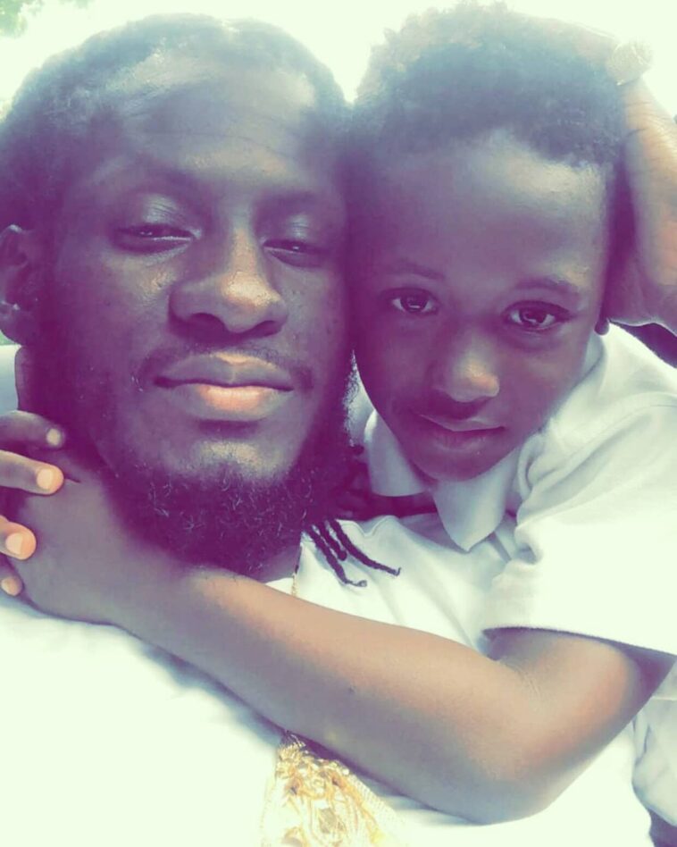 Aidonia hugging his late son, King Khalif Lawrence