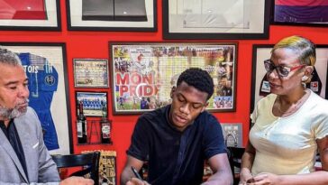 Dujuan Richards signs his pre-contract agreement to join Chelsea FC alongside his mother and Craig Butler