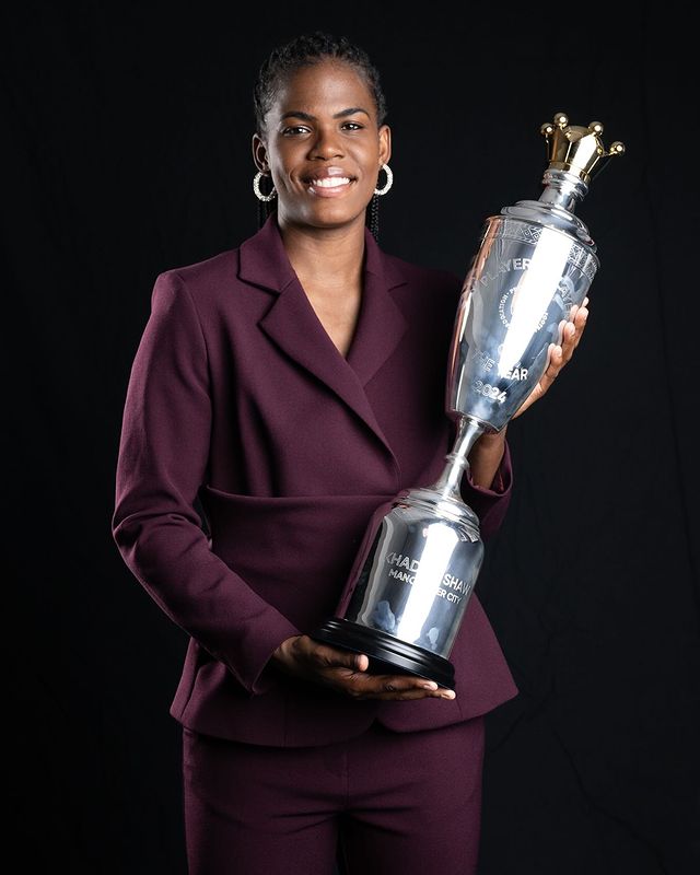 Khadija Shaw holds her 2023/24 PFA Women's Player of the Year award.