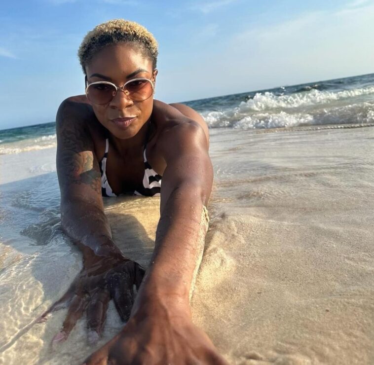 Jully Black looking scintillating on the beach.