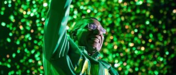 Andrew Holnees raises his arm in victory.