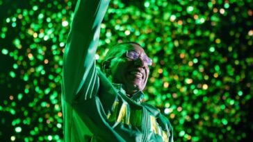 Andrew Holnees raises his arm in victory.