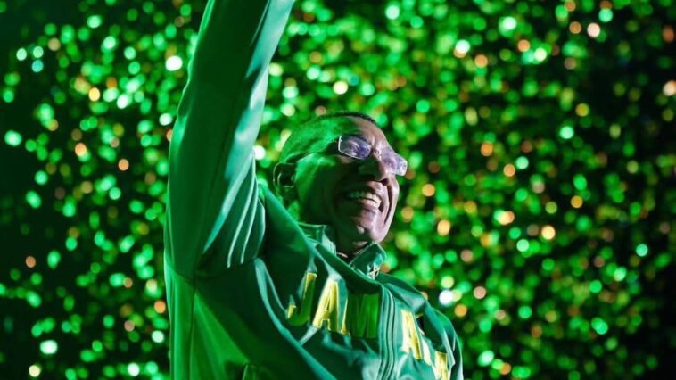 Andrew Holnees raises his arm in victory.