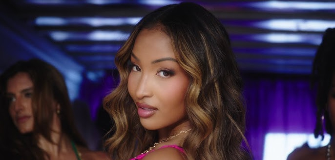 Shenseea looks sultry during her 'Boss Up' music video.