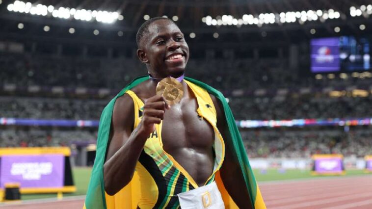 Olbique holds his men's 100m gold medal at the 2025 IAAF World Championships