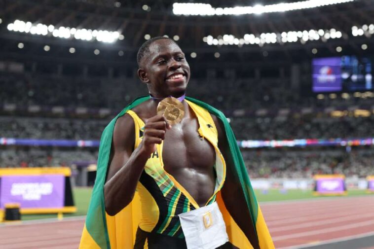 Olbique holds his men's 100m gold medal at the 2025 IAAF World Championships