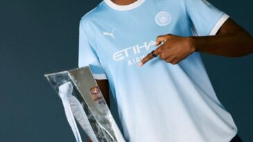 Khadija Shaw poses with the FA WSL title